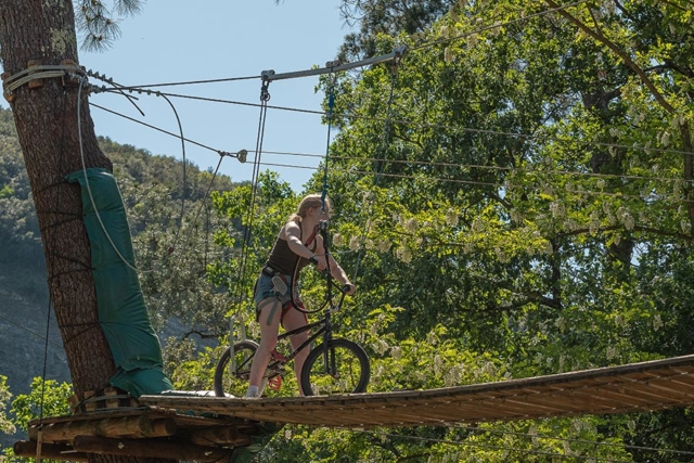 Parc d'accrobranche à Vallon-Pont-d'Arc Parc d'accrobranche à Vallon-Pont-d'Arc